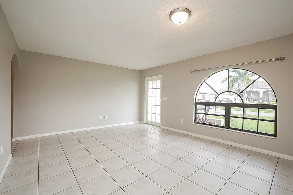 3 bed, 2.0 bath, 1451 sqft, $1,905 — Photo 4