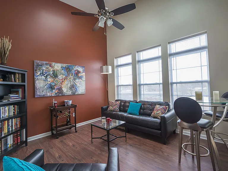Tenth & College Horizons Apartments — Photo 28