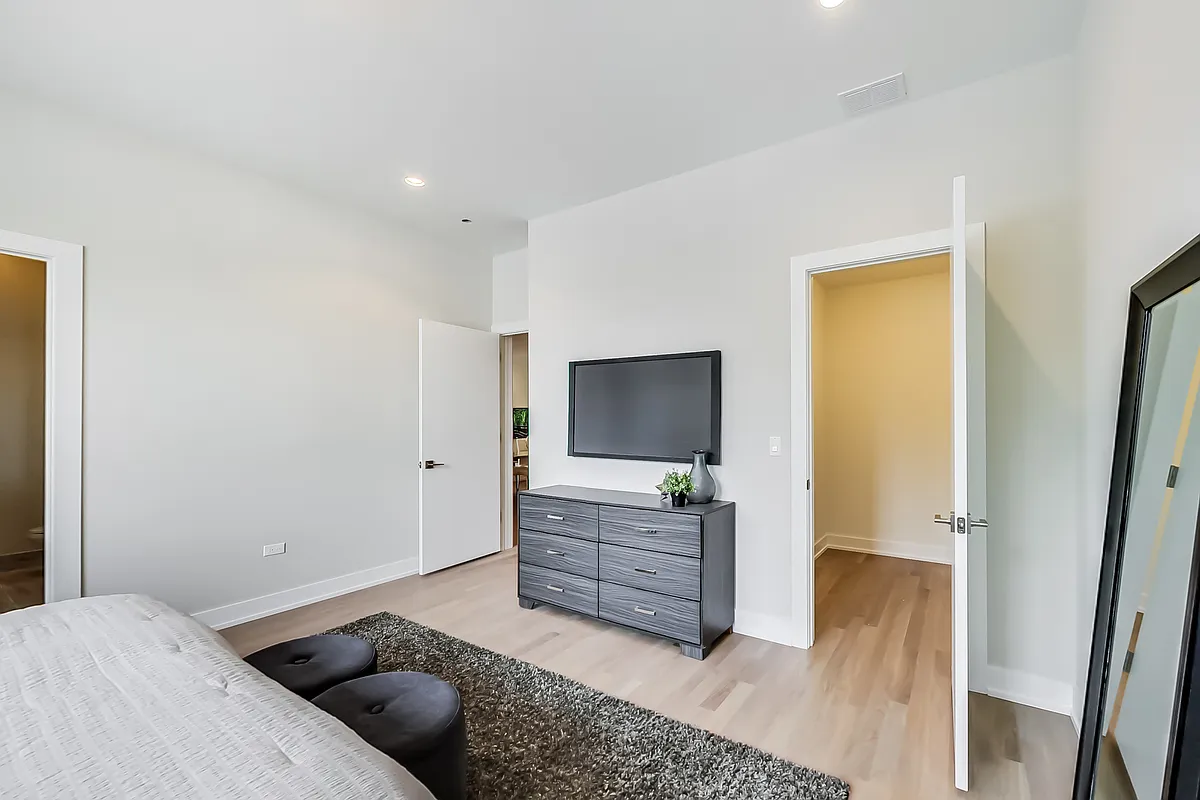 Building Photo - 3204 N Clifton Ave #404