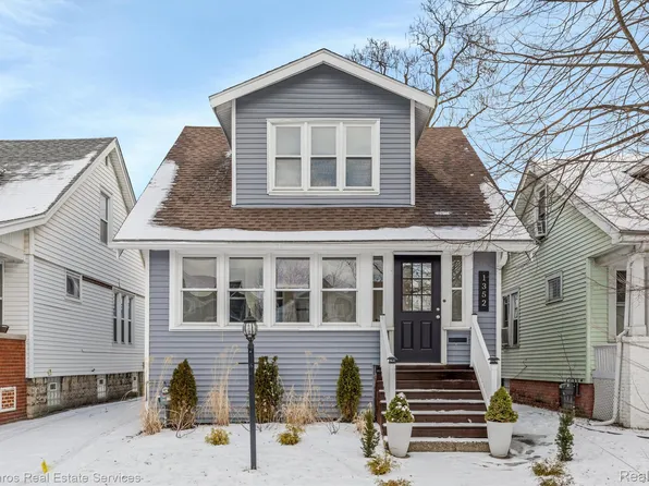 1352 Wayburn St, Grosse Pointe Park, MI 48230