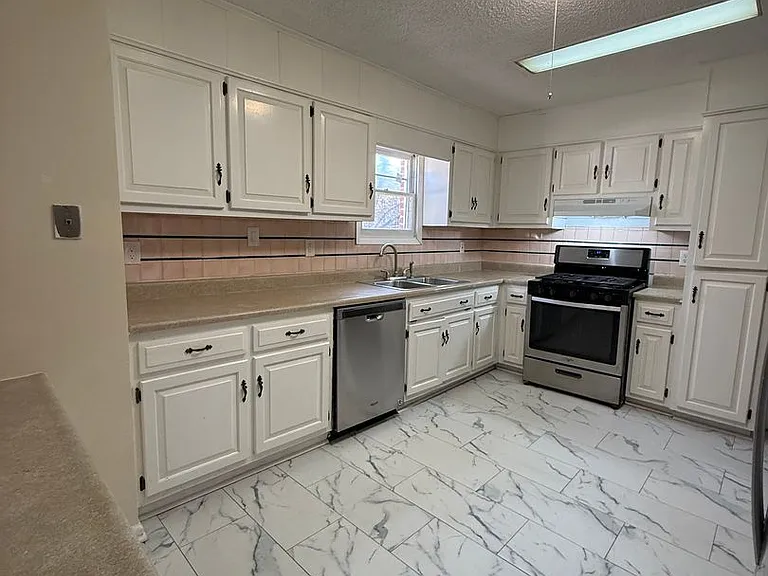 1442 W State St — Photo 11