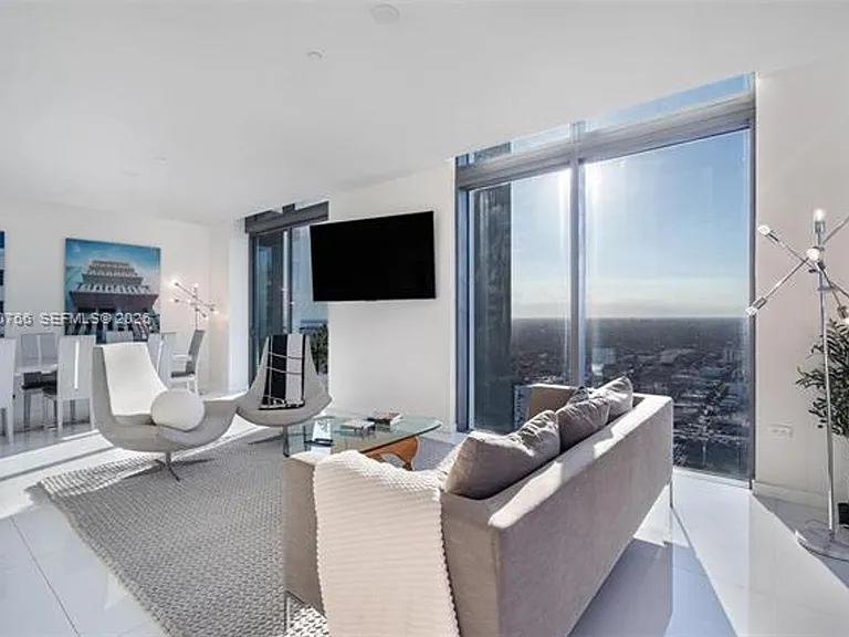 88 SW 7th St #4203 — Photo 9