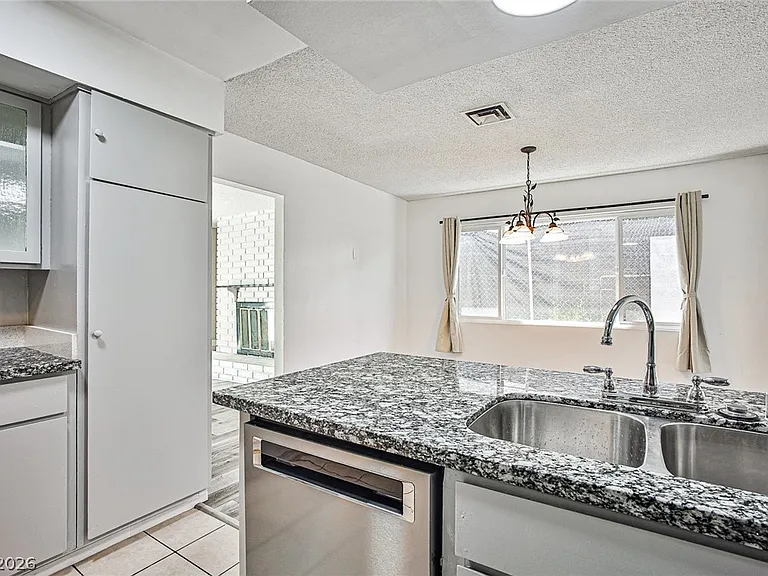 1320 Robin St — Photo 11
