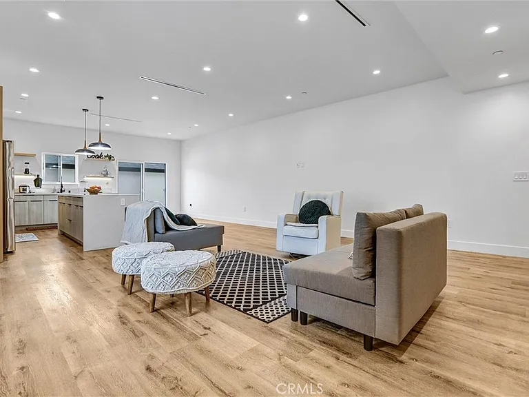 6900 Corbin Ave — Photo 6