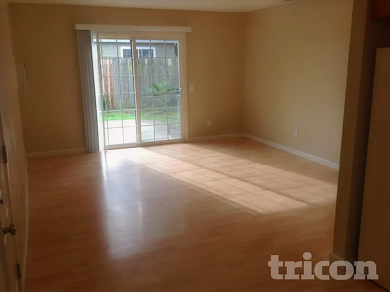 205 Elwood St — Photo 8