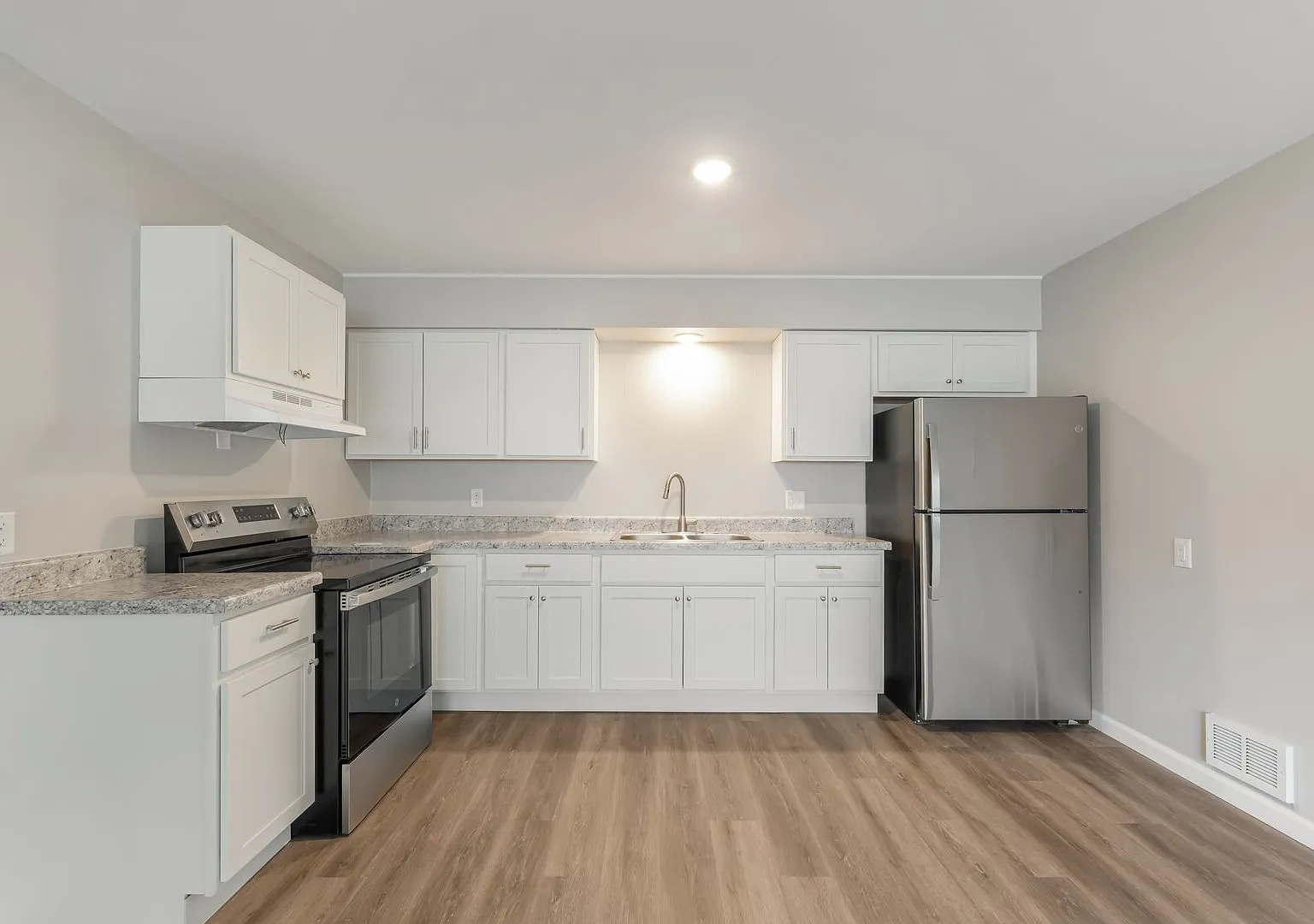 2109 Lake Point Dr — Photo 4