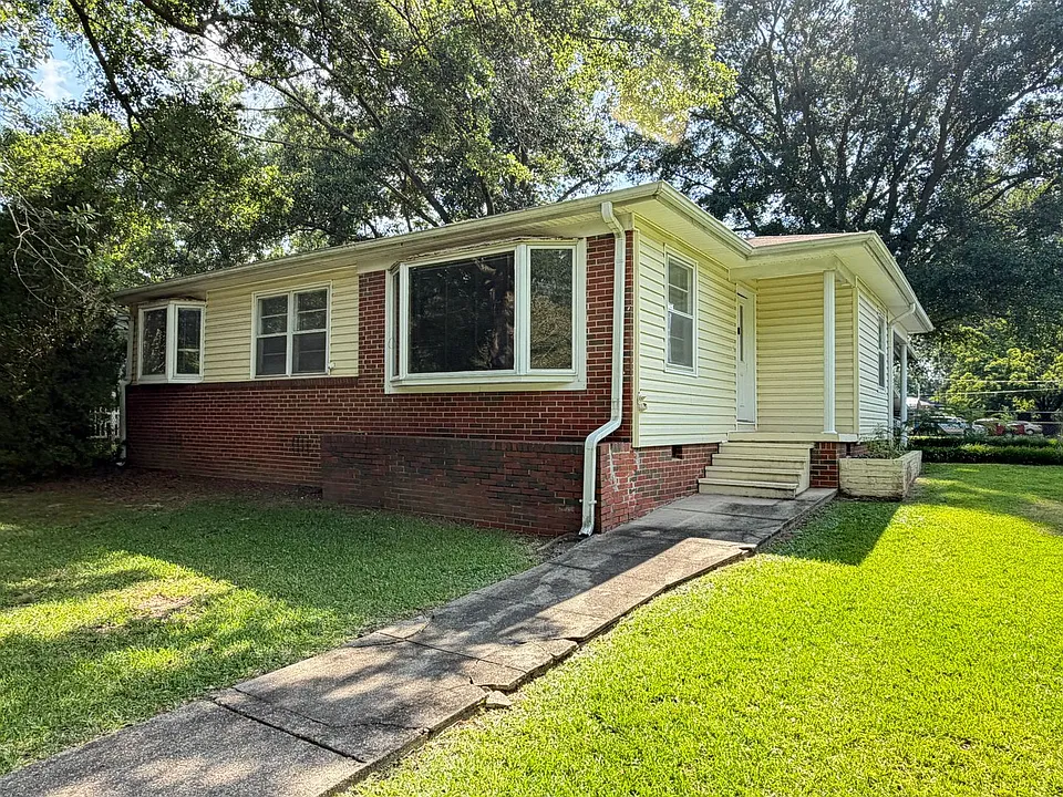 1218 Colonial Ave