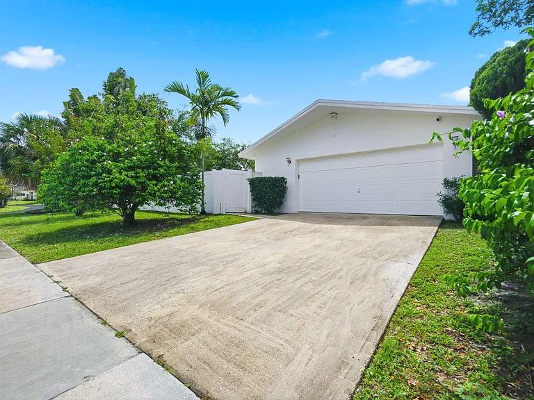 321 E Chaminade Dr — Photo 11