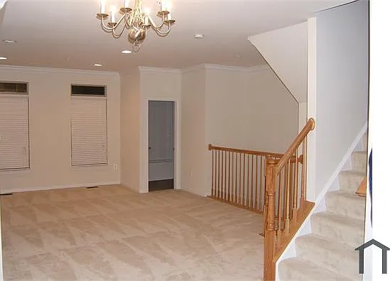 906 E Lombard St — Photo 43