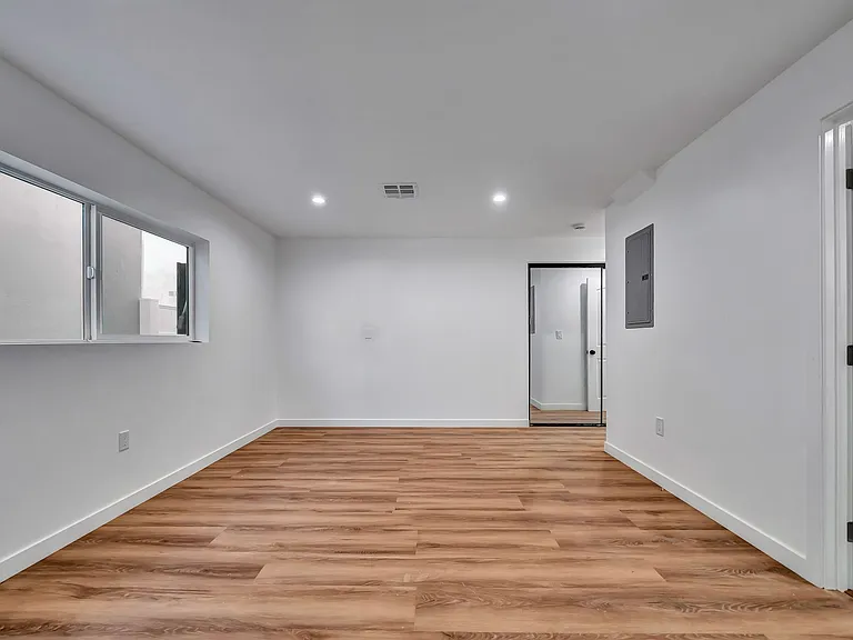 11845 Hamlin St — Photo 33