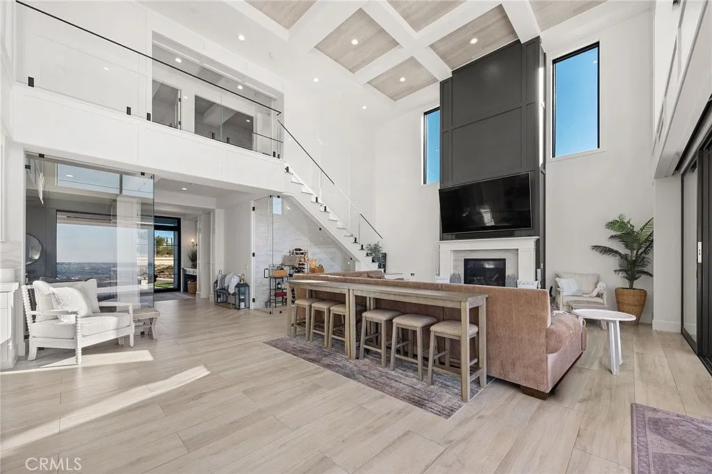4 bed, 4.5 bath, 3779 sqft, $18,000 — Photo 4