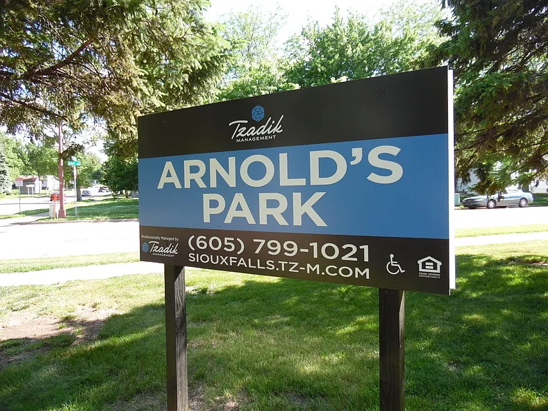 Arnold's Park Apartments — Photo 33