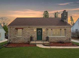 8342 N Whitney Rd, Fox Pt, WI 53217