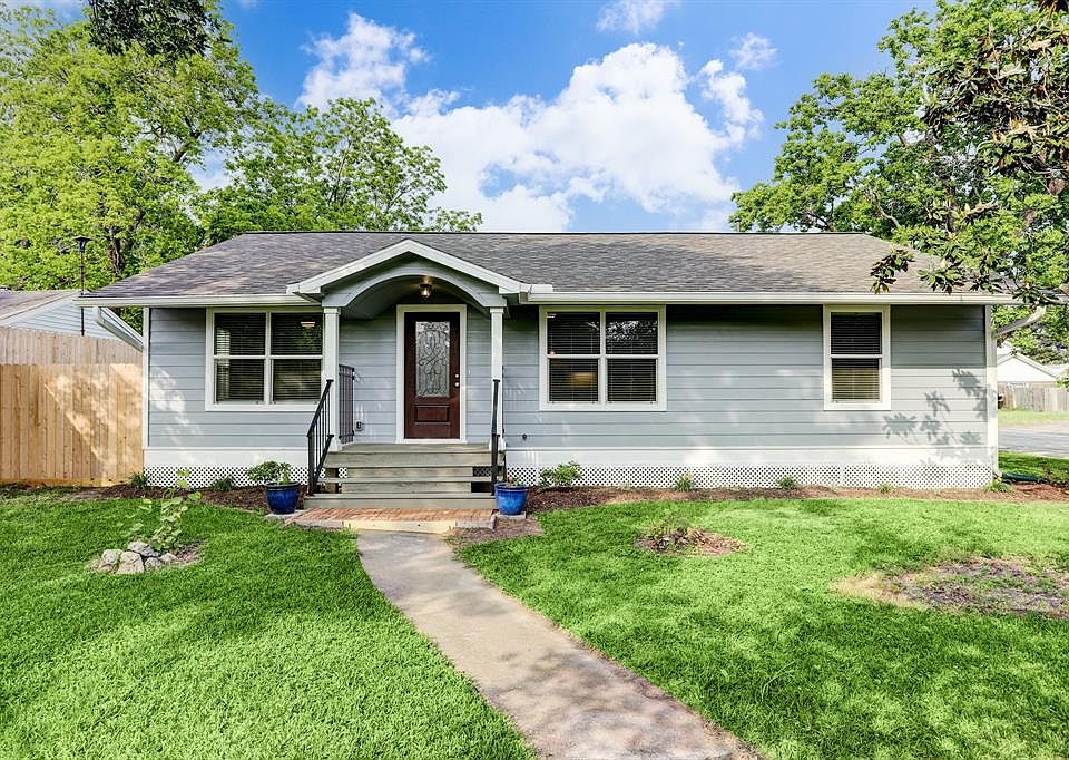 FULLY REMODELED ONE STORY ON CORNER LOT JUST 1/2 MILE AWAY FROM SYLVAN BEACH PARK.
