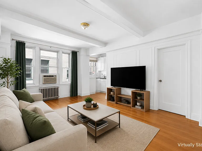 325 W 45th St #1012 — Photo 4