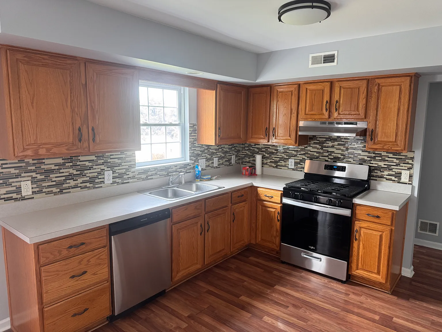 384 Oneida Dr — Photo 4