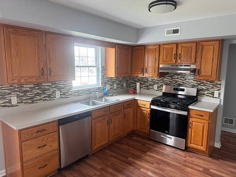 384 Oneida Dr — Photo 4
