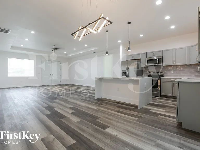 2698 Escambia Cir — Photo 2