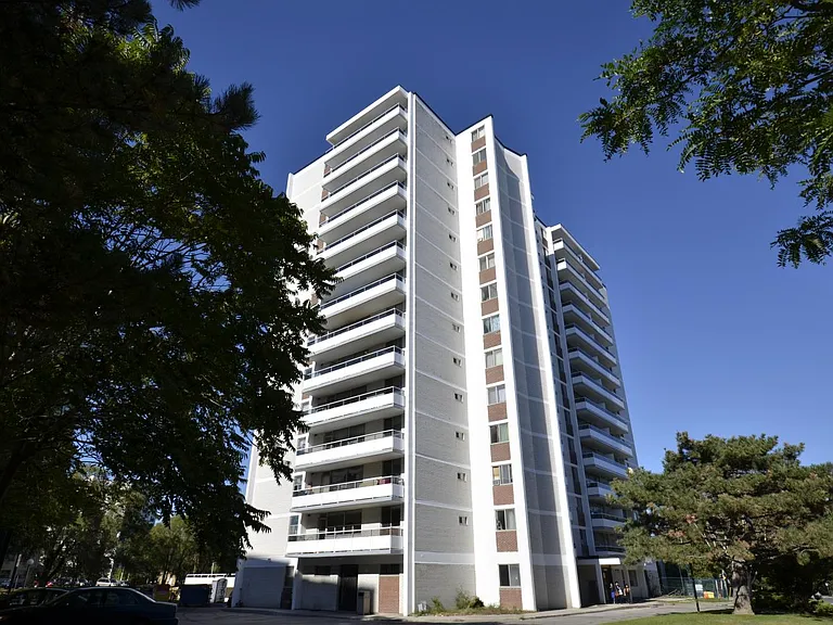 25 Paisley Blvd W — Photo 2