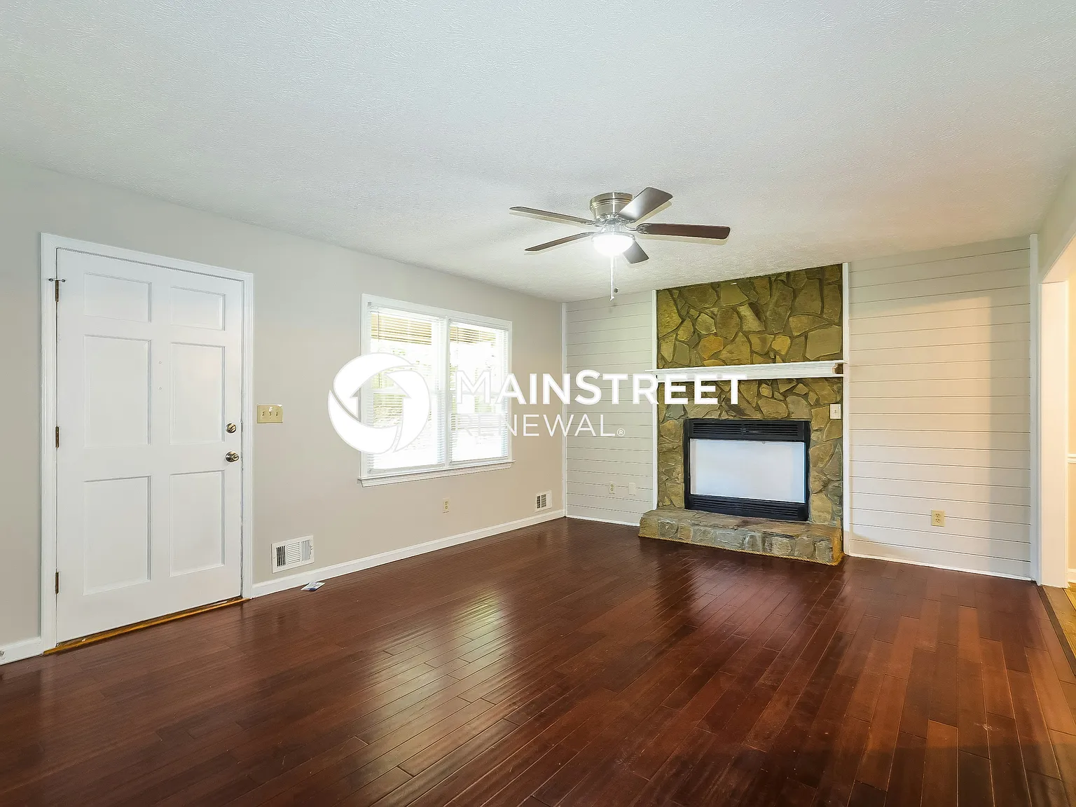 302 Meek Dr — Photo 2
