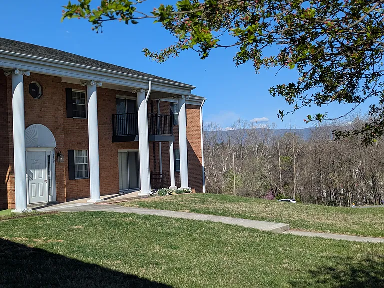 Brandon Point Apartments — Photo 9