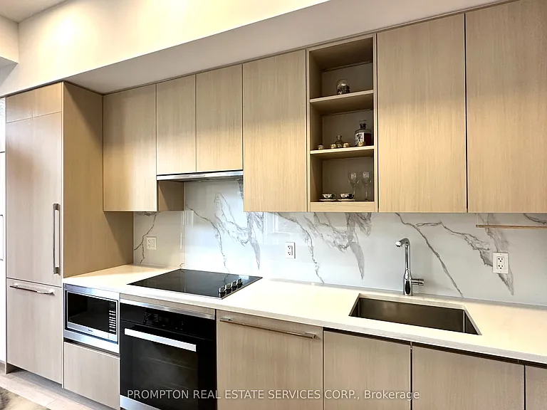 27 McMahon Dr #Townhouse 112 — Photo 5