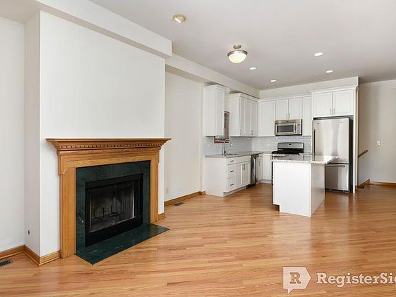 2nd image of 1655 W Wrightwood Ave