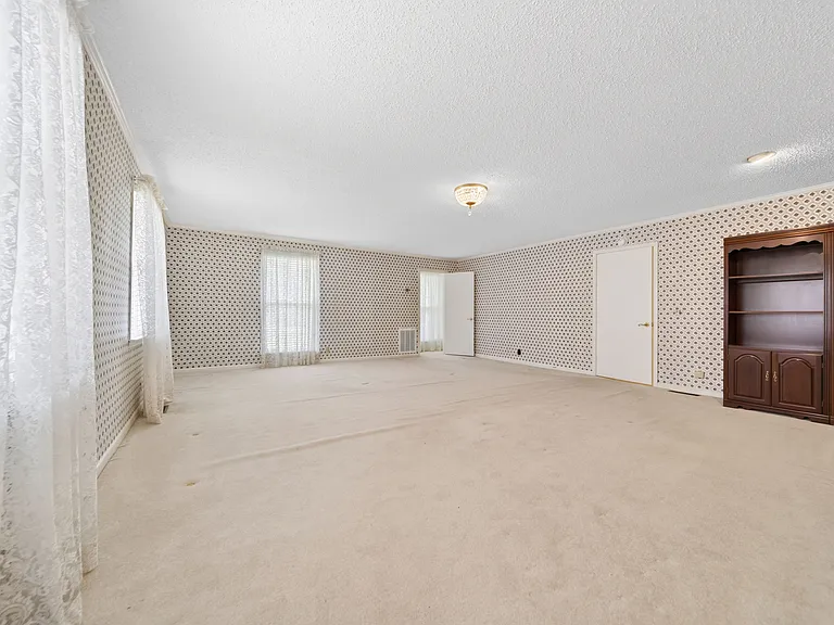 120 Briarwood Dr — Photo 43