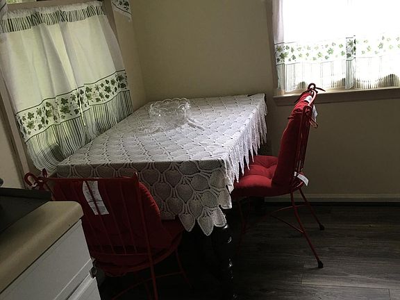 area in kitchen for a small Kitchen table
