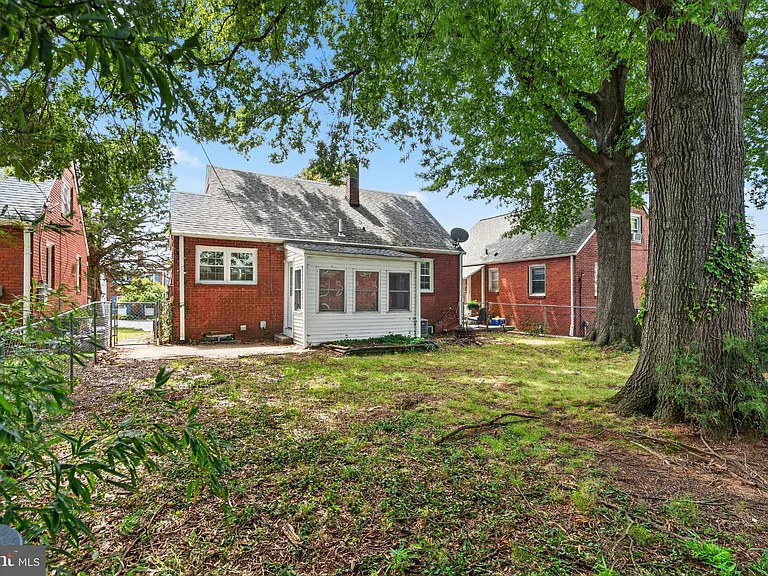 1607 W Braddock Rd — Photo 29