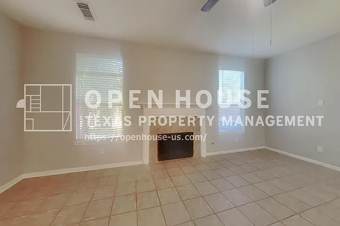 4 bed, 2.5 bath, 2574 sqft, $2,400 — Photo 4