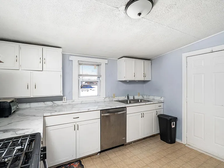 8 S Greenwood Ave — Photo 3