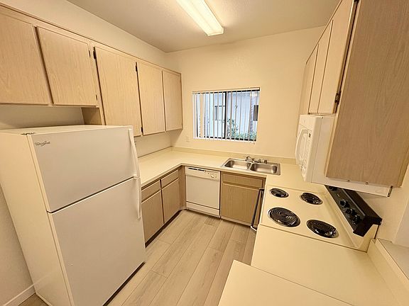 5th image of 3928 Illinois St #107