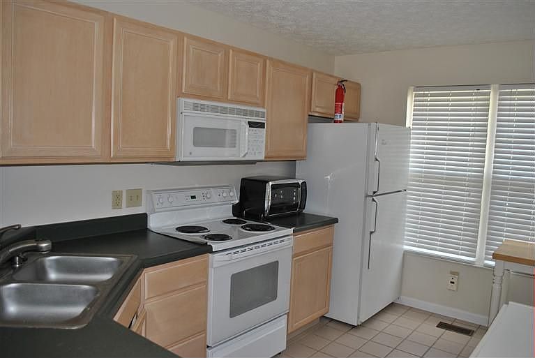 1st image of 1106 Spruce Ln