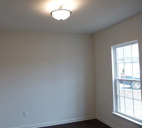 4th image of 936 Thomas Park