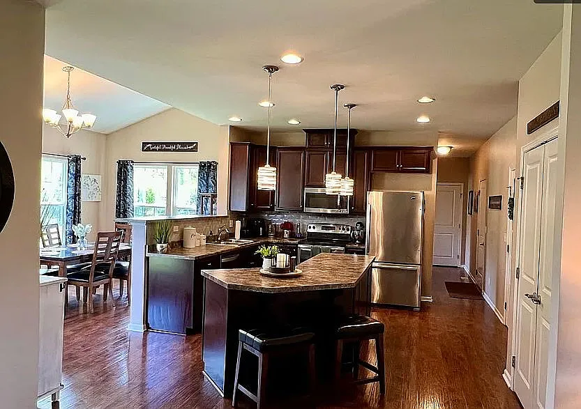 5 bed, 2.5 bath, 2148 sqft, $7,000 — Photo 4