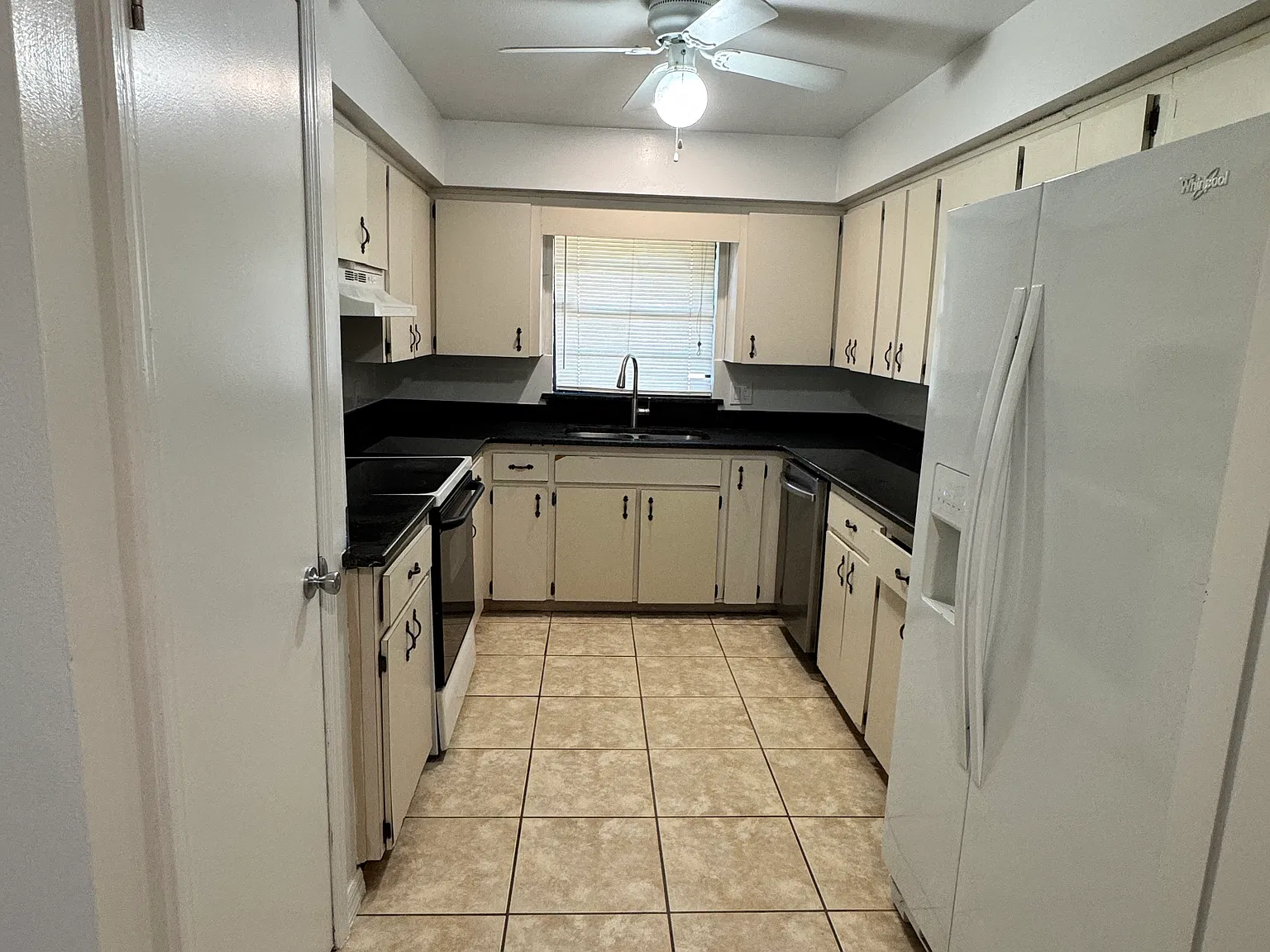 3 bed, 1223 sqft, $1,900 — Photo 3
