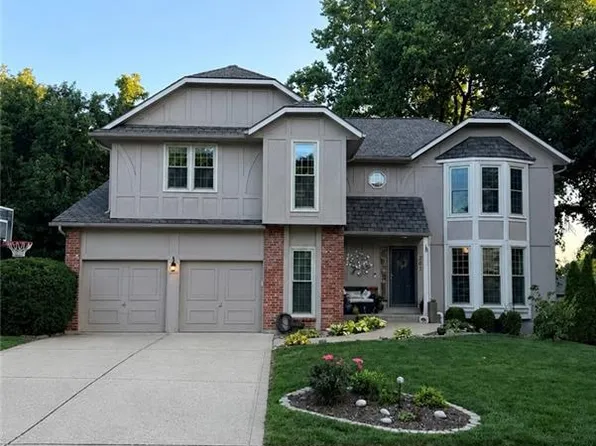 201 NE Shoreview Dr, Lees Summit, MO 64064