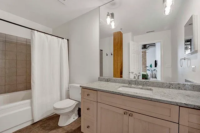 525 W Superior St #322 — Photo 11