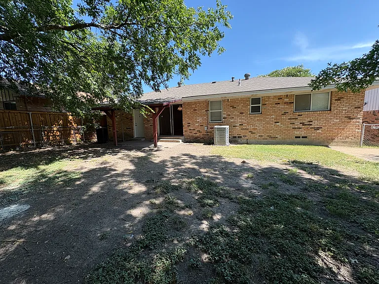 588 Rea Ave — Photo 18