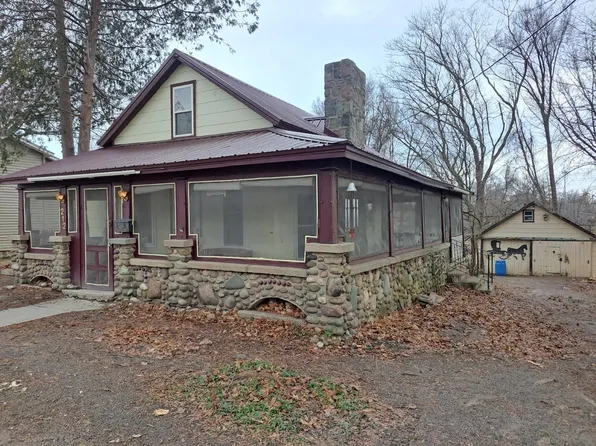 212 W 1st St, Clare, MI 48617