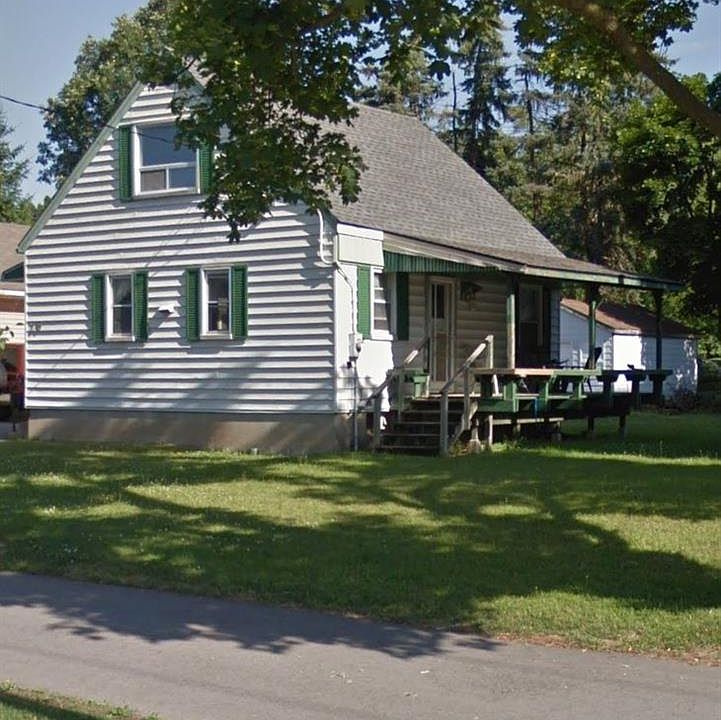 2nd image of 20 Hickory St W