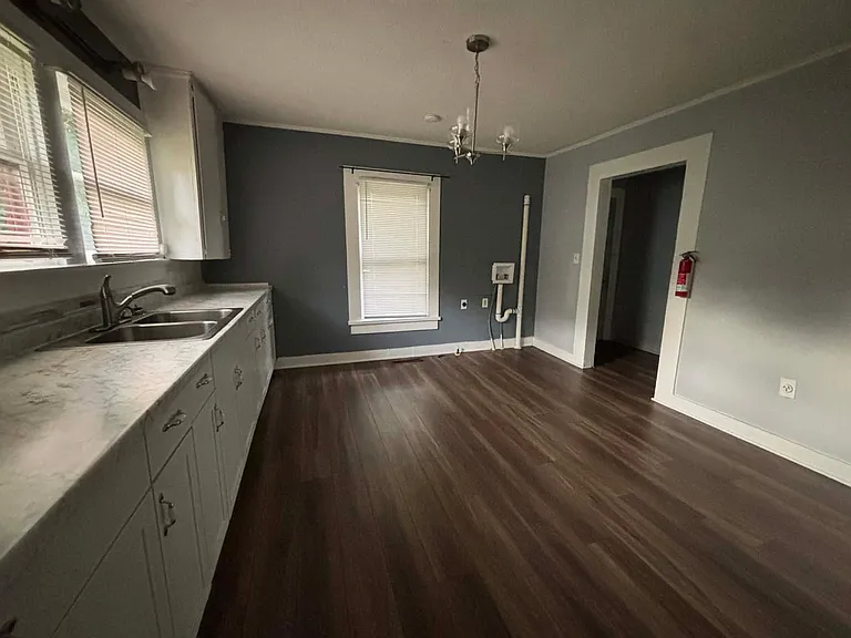 209 E Parker St — Photo 10