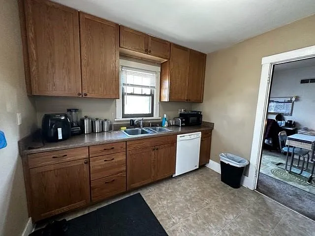 3 bed, 1800 sqft, $2,800 — Photo 2