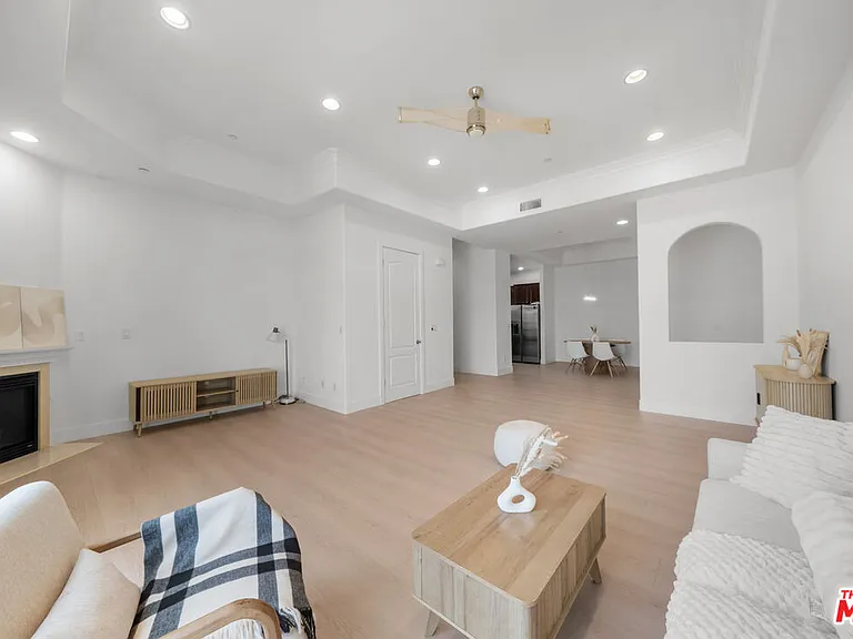 309 S Mariposa Ave #301 — Photo 3