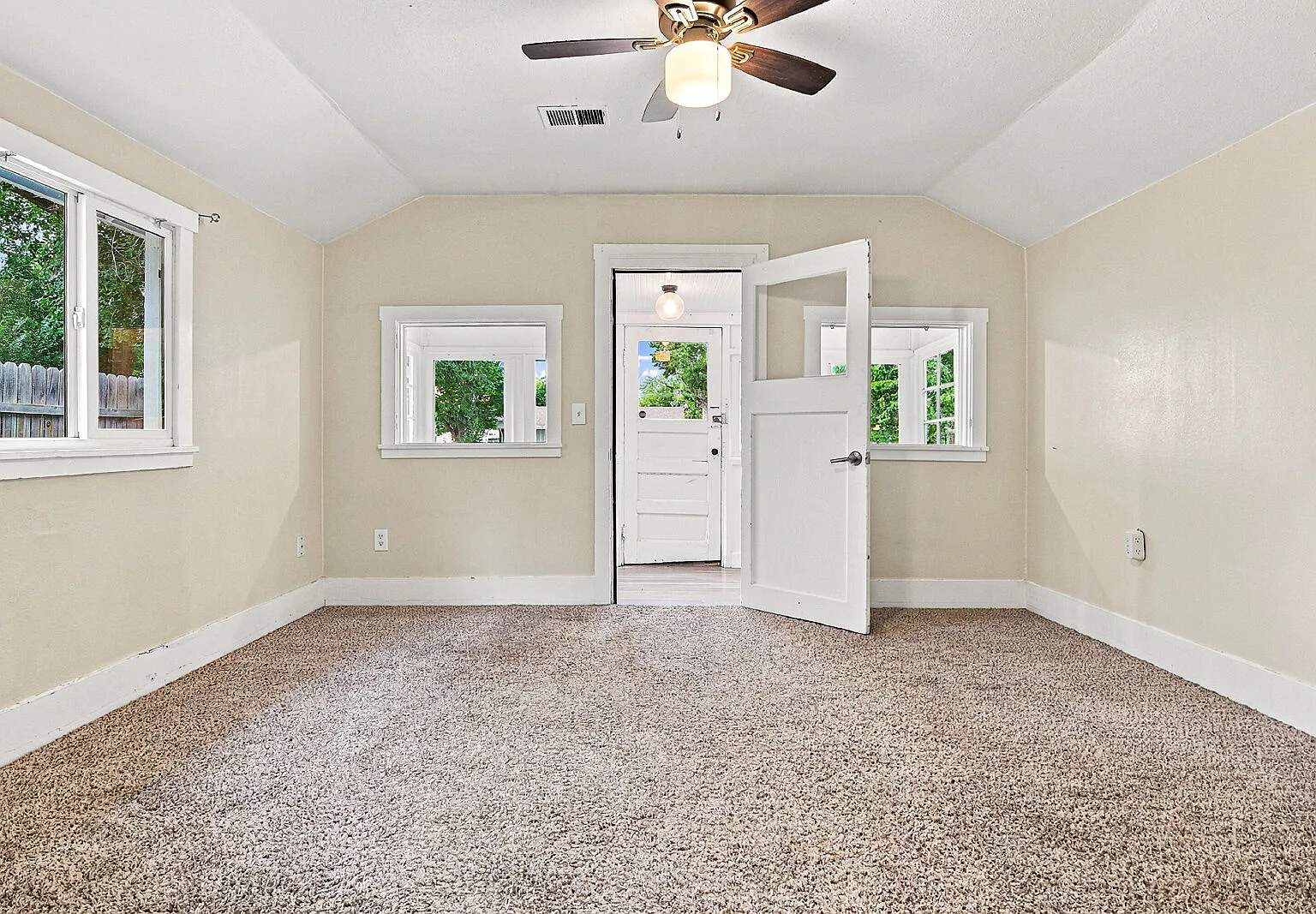 1 bed, 1.0 bath, 564 sqft, $1,496 — Photo 4