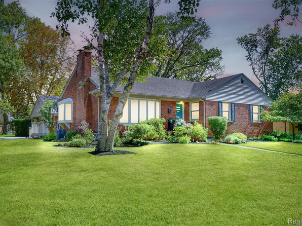 18146 Riverside Dr, Beverly Hills, MI 48025