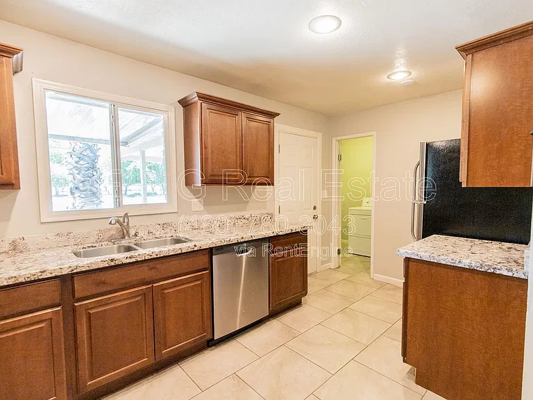 1620 S Hardy Dr — Photo 9