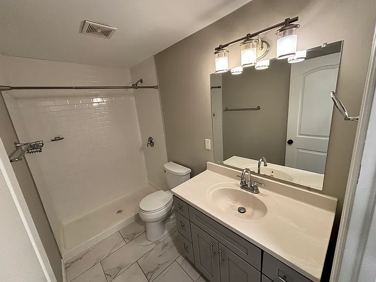 2253 Indiana Ave — Photo 38