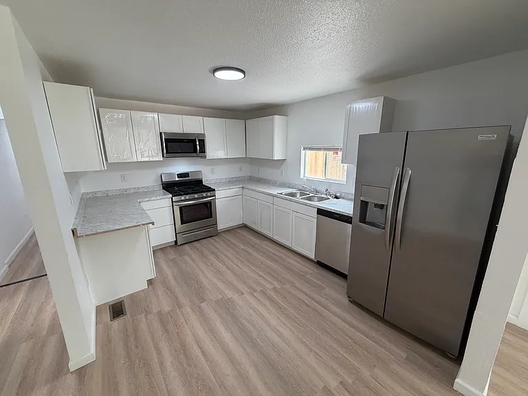 1530 E Ash St — Photo 3